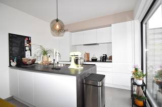 Ruim, Luxueus en lichtrijk duplexappartement met West-gericht terras, rustig gelegen, doch in het centrum van Lichtaart.Verschillende faciliteiten in...