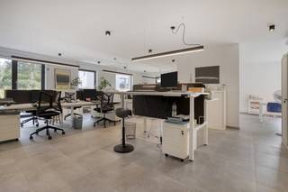 Dit instapklare en ruime kantoor van ca. 185m² bevindt zich op een strategische locatie in het centrum van Rumbeke met een uitstekende en...