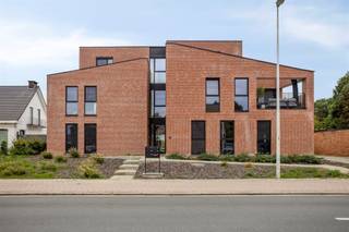 <p><span>Recent 1-slaapkamerappartement gelegen te Bevel aan de Nijlensesteenweg 36 bus 102, in Residentie “Cécil”, met terras, carport en autostaanplaats.</span></p><h3><span>Eerste verdieping</span></h3><ul><li><span>Inkomhal</span></li><li><span>Leefruimte met open keuken</span></li><li><span>Berging</span></li><li><span>Afzonderlijk toilet</span></li><li><span>Badkamer</span></li><li><span>Slaapkamer</span></li><li><span>Terras (±10,6m²)</span></li><li><span>Netto oppervlakte appartement: ±81m²</span> </li></ul><h3><span>Aanhorigheden</span></h3><ul><li><span>1 carport inbegrepen in de vraagprijs</span></li><li><span>1 autostaanplaats inbegrepen in de vraagprijs</span></li><li><span>Mogelijkheid tot aankoop van een tweede autostaanplaats voor €10.000</span></li><li><span>Gemeenschappelijke fietsenberging</span></li><li><span>Lift aanwezig</span></li></ul><h3><span>Algemene info</span></h3><ul><li><span>Recent appartementsgebouw / nieuwbouw</span></li><li><span>Verwarming via <strong>lucht-waterwarmtepomp</strong></span></li><li><span><strong>Vloerverwarming</strong></span></li><li><span>Ventilatiesysteem</span></li><li><span>Zonnepanelen</span></li><li><span>Energieprestatie: <strong>31,91 kWh/m²/jaar</strong></span></li><li><span>Elektrische installatie conform</span></li><li><span>Isolerende beglazing</span></li><li><span>Plat dak</span></li><li><span>P-score: <strong>A</strong></span></li><li><span>G-score: <strong>A</strong></span></li><li><span>Stedenbouwkundige bestemming: <strong>woongebied</strong></span></li><li><span>Omgevingsvergunning voor meergezinswoning verleend op <strong>29/04/2021</strong></span></li><li><span>Afgewerkt met kwalitatieve & duurzame materialen </span></li></ul>