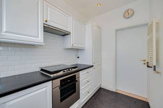 <p><span>Zeer licht </span><span>appartement</span><span> met terras staat te koop op de </span><span>Pastoor Bauwenslaan</span><span> 21, niet ver van de Bist te </span><span>Wilrijk</span><span>.</span></p><p><span>Garagebox mogelijk mits meerprijs van €25.000.</span></p><p><span> </span></p><p><span>Dit </span><span>appartement </span><span>met </span><span>2 slaapkamers </span><span>en een zuidgericht </span><span>terras</span><span> bevindt zich op de 3de verdieping en geniet van veel natuurlijk licht.</span></p><p><span> </span></p><p><span>Indeling</span></p><p><span>- leefruimte </span></p><p><span>- keuken</span></p><p><span>- badkamer </span></p><p><span>- toilet</span></p><p><span>- slaapkamer 1</span></p><p><span>- slaapkamer 2</span></p><p><span>- terras met zuid-oriëntatie</span></p><p><span>- inkomhal </span></p><p><span>- kelder</span></p><p><span> </span></p><p><span>Algemeen gebouw</span></p><p><span>- terras met mooi open zicht</span></p><p><span>- ramen met dubbele beglazing in PVC kader</span></p><p><span>- beschikbaar bij akte</span></p><p><span>- kelder</span></p><p><span>- garagebox mogelijk mits meerprijs van €25.000.</span></p><p><span> </span></p><p><span>Ben jij geïnteresseerd in dit appartement te koop in Wilrijk, ben je op zoek naar ander vastgoed of wens je de waarde van jouw eigendom te kennen? Dan ben je bij BOLT immo aan het juiste adres! Wij helpen jou graag verder.</span></p><p><span> </span></p>