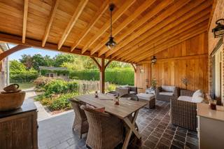 <p><span>Bent u op zoek naar een parel van een woning? Direct instapklaar met een hoogwaardig kwalitatieve afwerking. Dan bent u aan het juiste adres. Deze villa met opleverdatum 2013 is gelegen in een zeer rustige straat met nauwelijks verkeer. Rust en privacy worden u hier absoluut aangeboden.<br /><br />Het gelijkvloers biedt u een statige inkomhal met gastentoilet die toegang biedt tot de sfeervolle woonkamer met open keuken. Aansluitend aan de keuken bevindt zich een praktische voorraadberging, wasplaats en 2de badkamer met inloopdouche en lavabomeubel. De inpandige garage en vooraan de staanplaatsen zorgen voor voldoende berging mogelijkheden voor meerdere wagens.<br />Via de stijlvolle eiken trap krijgt u toegang tot het 1ste verdiep dat uitgeeft op 3 ruime slaapkamers en een mooi ingerichte dressing ruimte, allen voorzien van parket vloerbekleding. Een riante badkamer voorzien van inloopdouche met regenshower, ligbad, 2de toilet en mooi afgewerkte badkamer meubels. <br />Het 2de verdiep is momenteel één open ruimte die zeer makkelijk kan heringedeeld worden tot 2 zeer ruime slaapkamers en zolderberging. Het 2de verdiep is voorzien van 2 raampartijen, verwarming, mooi afgewerkt met bezetting en geschilderd en zeer veel stopcontacten waardoor alle mogelijkheden u kunnen aangeboden worden.<br /><br />De woning is voorzien van een kruipruimte.<br />Extra troeven: regenwaterput, ventilatiesysteem.<br /><br />De tuin is volledig omheind en onderhoudsvriendelijk aangeplant. Dankzij de volwassen aanplanting geniet u een maximum aan rust en privacy. De luxueuze eiken overkapping achteraan de woning zorgt voor vele sfeervolle momenten waardoor u maximaal van uw tuin kan genieten. <br /><br />Kom snel deze parel van een villa ontdekken en laat u charmeren door de hoogwaardige afwerking en de prachtige afwerking.<br /><br />Contacteer Dupont Vastgoed voor meer informatie op 015 15 15 15.</span></p>