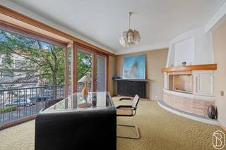 <p>TOPgelegen charmante herenwoning met stadstuin en dubbele garage in het centrum! Deze voormalige dokterswoning biedt een uitzonderlijke kans voor wie op zoek is naar een ruime eigendom met enorm veel potentieel, ideaal voor een combinatie van wonen en werken. Met een bewoonbare oppervlakte van ca. 500 m² op een perceel van 260 m² geniet je hier van karakter, volume en tal van mogelijkheden tot renovatie en herinrichting.<br /><br />INDELING: Gelijkvloers: inkomhal met prachtige authentieke trap, wachtkamer en praktijkruimte, aparte hal, gezellige zithoek met sierhaard, keuken en een extra eet- en zithoek met directe toegang tot het terras en de stadstuin. Achteraan bevindt zich een ruime dubbele garage met kelder en een extra verdieping, toegankelijk via een achterliggende straat. Verdiepingen: bureauruimte, meerdere volwaardige slaapkamers, badkamer en verschillende zolderruimtes met uitbreidingsmogelijkheden.<br /><br />Voor wie is dit pand ideaal?<br />♦ Voor wie wonen en werken wil combineren op een centrale ligging.<br />♦ Voor renovatieprojecten met karakter en veel ruimte.<br />♦ Voor investeerders of grote gezinnen die op zoek zijn naar volume en potentieel.<br /><br />Extra troeven: dubbele garage, stadstuin (ca. 40 m²), terras, kelder en inrichtbare zolderruimtes.<br /><br />Bezoek na afspraak met Immo Beguin: info@immobeguin.be</p>