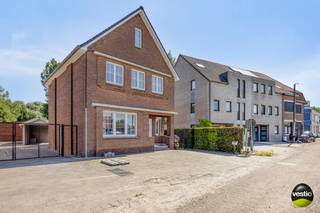 Charmante vrijstaande woning op rustige locatie in Beverst bij Bilzen, Nijverheidsstraat 23.Welkom in deze karaktervolle gezinswoning gelegen op...