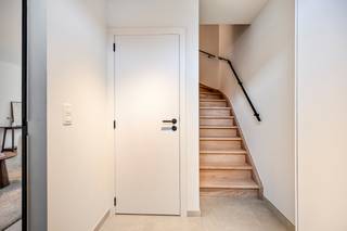 <p>Welkom in deze prachtige halfopen woning, gelegen aan de De Niepte in Lebbeke. Met een perceeloppervlakte van 310 vierkante meter biedt dit huis een ideale basis voor een warm en comfortabel gezinsleven. De woning, gebouwd in 2026, beschikt over een slimme indeling met maar liefst drie slaapkamers, een badkamer, een ruime woonkamer, een eetkamer en een functionele keuken. Het gehele pand is perfect uitgevoerd en staat garant voor modern wonen met alle nodige gemakken binnen handbereik.</p>
<p>Op de begane grond vindt u niet alleen een uitnodigende leefruimte, maar ook een praktische zolder die kan dienen als extra opslagruimte of creatieve plek. Met twee parkeerplaatsen in de directe nabijheid is dit huis ook deze praktische kant weer doorgetrokken. Geniet van de fantastische ligging en de mogelijkheden die deze woning te bieden heeft. Dit is een plek waar u met veel plezier jarenlang kunt wonen. Bent u benieuwd naar de mogelijkheden? Neem gerust contact met ons op voor meer informatie.</p>