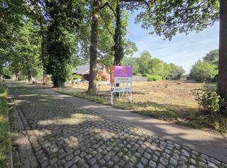 We verwelkomen je op een toplocatie in Hingene. Deze bouwgrond is ideaal gelegen voor wie een woning naar eigen smaak wenst op te richten in alle rust en natuur - uitgestrekte velden maken dit een bijzonder aantrekkelijke plek om te wonen.<br /><br />De bouwgrond heeft een oppervlakte van 1.920 m² en is geschikt voor een open bebouwing. De breedte van de te bouwen woning bedraagt 13,46 meter.<br /><br />Het is toegestaan om een bijgebouw te plaatsen van max 150m².<br /><br />De grond geniet van een zuidwest oriëntatie.<br /><br />Heb je interesse in deze bouwgrond?<br />Contacteer ons gerust via yordi@julimmo.be of 0473 76 18 07.
