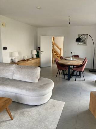 In een kindvriendelijke en rustige straat in het hart van Lochristi bevindt zich deze moderne halfopen bebouwing, perfect voor wie op zoek is...