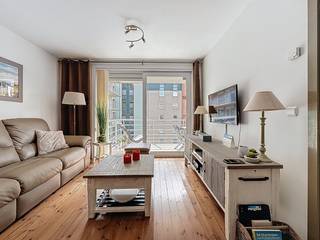 Ruim en instapklaar appartement op wandelafstand van de zee, het strand en de winkelstraat te Nieuwpoort-Bad. Indeling: inkomhal met slaaphoek, lichtrijke woonkamer met open keuken, ruim terras, berging, één slaapkamer met toegang tot het terras, badkamer met douche en enkele wastafel en een apart toilet. Er is een gemeenschappelijke fietsenberging en vuilnislokaal aanwezig in deze residentie. Dit appartement is ideaal als tweede verblijf en of als investeringspand. Mogelijkheid om twee ondergrondse bergingen aan te kopen op -1 niveau.