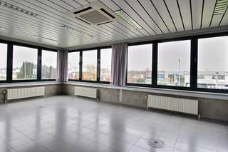 Fantastisch gelegen kantoorruimte van 580 m² te huur (en te koop) langs de bedrijvige Puursesteenweg te Bornem. De ruimte (GV + 1e verd.) is...