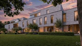 <h2><span>Residentie Helios – Eigentijds wonen in een groene omgeving</span></h2>
<p><span>Ontdek </span><strong><span>Residentie Helios</span></strong><span>, een stijlvol nieuwbouwproject aan de Omleiding 101-105 in Herent. Het project omvat </span><strong><span>18 hedendaagse appartementen</span></strong><span> met één, twee of drie slaapkamers en woonoppervlaktes van circa </span><strong><span>70 tot 120 m²</span></strong><span>. Moderne architectuur, energiezuinig wooncomfort en een groene omgeving komen hier mooi samen.</span></p>
<h3><span>Licht, ruimte en ruime terrassen</span></h3>
<p><span>De appartementen werden ontworpen met bijzondere aandacht voor licht en leefkwaliteit. </span><strong><span>Grote raampartijen</span></strong><span> zorgen voor een aangename, open sfeer en verbinden de leefruimtes met de royale terrassen. Van hieruit geniet je van een prachtig zicht op het </span><strong><span>groene private binnenpark</span></strong><span>, dat een rustig karakter geeft aan de volledige residentie.</span></p>
<p><span>Met verschillende indelingen en oppervlaktes biedt Helios een gevarieerd aanbod. Van een praktisch éénslaapkamerappartement tot een ruim drieslaapkamerappartement: zowel voor eigen bewoning als voor investering zijn er verschillende mogelijkheden.</span></p>
<h3><span>Energiezuinig en comfortabel wonen</span></h3>
<p><span>Residentie Helios combineert hedendaags wooncomfort met moderne, energiezuinige technieken. Ieder appartement wordt onder meer uitgerust met </span><strong><span>vloerverwarming, een warmtepomp, zonnepanelen en ventilatiesysteem D</span></strong><span>. Dit resulteert in een hoog wooncomfort, een gezond binnenklimaat en een bijzonder energiezuinige woning.</span></p>
<p><span>De </span><strong><span>ruime leefterrassen</span></strong><span> vormen bovendien een echte verlenging van de woonruimte en maken het mogelijk om volop te genieten van de groene omgeving.</span></p>
<h3><span>Parkeren en fietsen uit het zicht</span></h3>
<p><span>Onder het gebouw bevindt zich een ruime ondergrondse verdieping met </span><strong><span>autostaanplaatsen en private bergingen</span></strong><span>. Ook voor fietsers is er voldoende ruimte voorzien. Zowel op het gelijkvloers als in de kelder bevinden zich comfortabele fietsenstallingen, met plaats voor gewone fietsen én bakfietsen.</span></p>
<h3><span>Strategische ligging tussen Leuven en Brussel</span></h3>
<p><span>Helios geniet van een centrale ligging in Herent, op korte afstand van Leuven en met een vlotte verbinding richting Brussel. Winkels, scholen, openbaar vervoer en andere dagelijkse voorzieningen bevinden zich in de nabije omgeving. Zo combineert het project een </span><strong><span>groene en aangename woonomgeving met een uitstekende bereikbaarheid</span></strong><span>.</span></p>
<h3><span>Oplevering voorzien in juni 2027</span></h3>
<p><span>De bouwwerken van Residentie Helios zijn momenteel volop aan de gang. De afwerking en oplevering van de appartementen is voorzien tegen </span><strong><span>juni 2027</span></strong><span>.</span></p>
<p><strong><span>Residentie Helios staat voor modern, energiezuinig en comfortabel wonen, met royale buitenruimtes en groen als centrale troef.</span></strong></p>