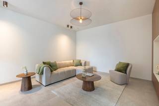 NIEUWBOUW WONING IN HALFOPEN VERBAND. Nieuwbouw woning in halfopen verband in Kerkom, een landelijke deelgemeente van Boutersem. De woningen worden opgetrokken in een moderne stijl en hebben een bruto vloeroppervlakte van 232m². Beide woningen zijn ontworpen om volop van daglicht te genieten en de leefruimte op het gelijkvloers met luxueus ingerichte keuken is volledig naar de tuin gericht. Op de verdieping zijn er 3 slaapkamers, waaronder een ruime master bedroom met en-suite badkamer en een gedeelde douchekamer tussen de twee andere kamers.
De tuinen met terras worden volledig aangelegd, net als de opritten vooraan de woningen die de nodige parkeerplaatsen bieden.
De woningen zijn gelegen op een mooi stuk grond dat achteraan uitgeeft op agrarisch gebied, De woningen worden volledig afgewerkt opgeleverd. Voor de inrichting zijn ruime budgetten voorzien, Ook de voor- en achtertuin, het terras en de oprit vooraan de woning worden volledig aangelegd.De woningen worden instapklaar en tot in de puntjes afgewerkt opgeleverd door Guilliams Construction Solutions. Daarom bouwen ze graag in nauwe samenwerking met de toekomstige bewoners, zodat zij hun eigen keuzes kunnen maken wat betreft de inrichting en de afwerking. Voor elke fase is er een ruim budget voorzien. Heeft u nog bijkomende wensen die niet binnen het standaardpakket vallen, dan zorgen zij voor een passende uitwerking op maat.