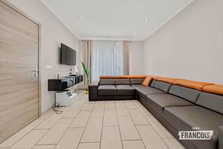 Deze ruime en energiezuinige gezinswoning is gelegen in het rustige Beerst en biedt alle comfort voor wie op zoek is naar veel leefruimte, een praktische indeling en een aangename tuin.<br /><br />Bij het betreden van de woning komt u terecht in de inkomhal met een apart gastentoilet. De lichtrijke leefruimte sluit naadloos aan op de open keuken, die uitgerust is met alle hedendaagse voorzieningen. Aansluitend bevinden zich de praktische wasplaats en de inpandige garage. Vanuit de leefruimte heeft u rechtstreeks toegang tot de tuin, waar u kunt genieten van een mooi overdekt terras, een handig bijgebouw en een verzorgde tuin die uitnodigt tot ontspannen.<br /><br />Op de eerste verdieping bevinden zich drie volwaardige slaapkamers en twee volledig uitgeruste badkamers, ideaal voor grotere gezinnen. De tweede verdieping biedt nog twee extra slaapkamers, waardoor de woning in totaal over vijf slaapkamers beschikt. Deze ruimtes lenen zich eveneens perfect als bureau, hobbykamer of speelkamer.<br /><br />Dankzij de energiezuinige afwerking, de royale woonoppervlakte en de uitstekende indeling is deze woning de ideale thuis voor gezinnen die op zoek zijn naar ruimte en wooncomfort in een rustige omgeving.<br /><br />