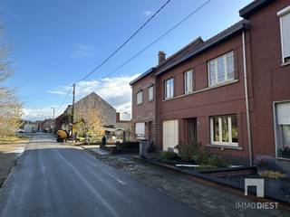 Op te frissen gezinswoning met grote tuin (boomgaard) en zicht op groen, op wandelafstand van station Diest.Adres: Fabrieksstraat 76, 3294 Molenstede...