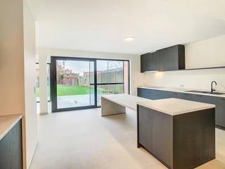 Cette maison est située dans le Deken de Bolaan, entre le centre et le périphérique de Poperinge. Vous trouverez plusieurs écoles, boutiques et restaurants dans les environs. Vous pouvez vous garer dans le garage ou sur les places de parking devant la maison.<br /><br />Disposition :<br /><br />* Rez-de-chaussée 0 :<br />- hall d'entrée avec placards intégrés<br />- toilettes séparées<br />- cuisine ouverte spacieuse (27 m²) équipée d'une plaque vitrocéramique avec hotte, d'un réfrigérateur, d'un four, d'un four micro-ondes, d'un lave-vaisselle, d'un évier, d'armoires personnalisées et d'une spacieuse table à manger<br />- espace de vie lumineux (21 m²) avec vue sur le jardin <br />- espace bureau (11 m²) avec placards intégrés et accès séparé<br />- garage intérieur (18 m²)<br /><br />* Niveau extérieur :<br />- allée avec places de stationnement supplémentaires<br />- jardin clos orienté nord-est<br /><br />* Étage +1 :<br />- salle de nuit<br />- toilettes séparées<br />- 3 chambres (17, 17 et 10 m²) dont une avec salle de bain attenante avec lavabo et douche à l'italienne (3 m²)<br />- deuxième salle de bain (10 m²) avec double vasque, armoires personnalisées et douche à l'italienne <br />- rangement (3 m²)<br /><br />* Étage +2 :<br />- grenier<br /><br />=> Étiquette EPC B<br />=> De nombreuses armoires personnalisées disponibles<br />=> Disponible à partir du 1/10/2026