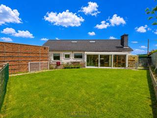 <br /><br /><strong>TE RENOVEREN ALLEENSTAANDE WONING</strong> van het <strong>BUNGALOW</strong> type op een mooi grondperceel en dit met wel een <strong>VERRASSENDE TROEF...NL DE HISTORISCHE "CLEMENTSMOLEN"</strong> die zich in de tuin situeert! Gelegen in het <strong>LANDELIJKE EN RUSTIGE HUISE</strong> en in aangename woonomgeving met toch een vlotte bereikbaarheid dankzij de nabijheid van de <strong>N60</strong>, scholen, winkels en andere voorzieningen.<br />Indeling Gelijkvloers : inkomhal, toilet en vestiaire, ruime woonkamer, keuken, <strong>3 VOLWAARDIGE SLAAPKAMERS</strong>, badkamer, ruime dressing, veranda en bureau- of wasplaats. Zolder: nachthal, <strong>2 EXTRA SLAAPKAMERS</strong> en 2 bergingen. Buiten geniet u van een <strong>ZONNIGE, ZUIDGERICHTE TUIN</strong> met terras, tuinberging en een uniek uitzicht op de <strong>MOLENROMP VAN DE HISTORISCHE CLEMENTSMOLEN</strong>, opgericht in 1902 door Clement D'hondt.<br /><br />Adres: Molenstraat 39 te Huise (Kruisem)<br /><br />Renovatieplicht van toepassing; P-score: A, G-score: A; Bestuursmaatregelen in maatregelenregister: neen.