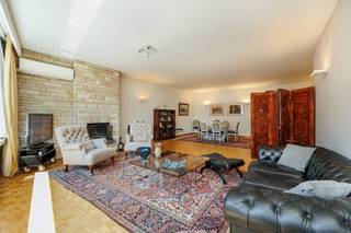 <p><span>BERCHEM - Près du Albertpark : Bel appartement comprenant 3 chambres, 2 salles de bains, 2 terrasses et une grande place de parking.</span></p><p><span> </span></p><p><span>DESCRIPTION :</span></p><p><span> </span></p><p><span>Cet agréable appartement est situé au 3e étage d'un immeuble bien entretenu.</span></p><p><span>Hall d'entrée spacieux avec placards intégrés.</span></p><p><span>Salon-salle à manger lumineux avec parquet en mosaïque, doté d’une cheminée (en état de marche). Le salon est équipé de la climatisation et donne sur une terrasse agréable à l’avant.</span></p><p><span>Cuisine attenante entièrement équipée avec placards, tous les appareils électroménagers et un coin petit-déjeuner.</span></p><p><span>Chambre 1 avec une rangée de placards encastrés et donnant accès à la terrasse arrière.</span></p><p><span>Chambre 2 et chambre 3, également situées à l’arrière.</span></p><p><span>Salle de bains 1 équipée d’une baignoire, d’un meuble double vasque et de toilettes.</span></p><p><span>Salle de bains 2 équipée d’une grande douche à l’italienne et d’un meuble double vasque.</span></p><p><span>Annexe pratique servant de débarras/buanderie avec placards intégrés et branchements pour lave-linge et sèche-linge.</span></p><p><span> </span></p><p><span>Cave pratique n° 3 incluse.</span></p><p><span> </span></p><p><span>Place de parking n° 3 pouvant accueillir deux voitures l'une derrière l'autre à 45 000 €</span></p><p><span> </span></p><p><span>PARTICULARITÉS :</span></p><p><span> </span></p><p><span>* Charges communes : environ 433 par mois (provision pour le chauffage, l'ascenseur, l'assurance, l'eau, le syndic, l'électricité des parties communes, etc.)</span></p><p><span>* Situation calme près du parc Albert, tout en étant à quelques pas des transports en commun et des commerces</span></p><p><span>* Climatisation dans le salon et la cuisine </span></p><p><span>* Vidéophonie </span></p><p><span>* Système d'alarme </span></p><p><span>* Place de parking pour 2 voitures</span></p><p><span> </span></p>
