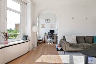 <p><span>Informatie Appartement</span></p><p><span>Ontdek dit unieke en karaktervolle duplexappartement in het hart van het bruisende Zurenborg  dé hotspot voor wie houdt van een levendige, stedelijke vibe met een creatieve en trendy uitstraling. Gelegen in een prachtig Art Deco-gebouw uit 1925 combineert dit appartement authentieke charme met hedendaags comfort.</span></p><p><span> </span></p><p><span>Via de stijlvolle inkomhal betreed je een lichtrijke leefruimte waar wonen en eten naadloos samenkomen. De grote raampartijen zorgen voor een overvloed aan natuurlijk licht en een groen, rustgevend uitzicht. Het aansluitende westgerichte terras is de ideale plek om na een drukke dag te ontspannen met een drankje in de avondzon. De volledig uitgeruste keuken biedt alle comfort en is praktisch verbonden met de eetruimte. </span></p><p><span> </span></p><p><span>Op de bovenverdieping vind je een ruime master bedroom met dressing, een tweede volwaardige slaapkamer en een moderne badkamer met inloopdouche. Met hoge plafonds, authentieke elementen en warme parketvloeren ademt dit appartement karakter. Extra troeven zijn de kelderberging, conforme elektriciteit en een gunstig EPC-label B. Gelegen op wandelafstand van de Dageraadplaats en Draakplaats, met hippe bars, koffiebars, restaurants en winkels om de hoek,  woon je hier midden in één van de meest gegeerde buurten van Antwerpen.</span></p><p><span> </span></p><p><span>Indeling</span></p><p><span> </span></p><p><span>Tweede verdieping</span></p><ul><li><span>Via de statige inkomhal op de tweede verdieping, voorzien van vestiaire, betreedt u dit unieke appartement. Dankzij de elegante stalen glazen deuren geniet de hal van een aangename natuurlijke lichtinval. De prachtige houten trap vormt meteen een stijlvolle eyecatcher en leidt u verder naar boven.</span></li><li><span>De bijzonder ruime leefruimte omvat een lichtrijke woonkamer en eetkamer met aansluitend een bureau – ideaal voor thuiswerk. De grote raampartijen aan de straatzijde zorgen voor een overvloed aan daglicht en bieden een rustgevend groen uitzicht.</span></li><li><span>Aansluitend bevindt zich een gezellig terras van ca. 7 m² met west oriëntatie, waar u in alle rust kunt genieten van de avondzon en het zicht op de omliggende tuinen.</span></li><li><span>De volledig geïnstalleerde keuken beschikt over alle comfort: een grote oven, inductie kookplaat met dampkap, ruime koelkast met aparte vriezer, vaatwasser en voldoende werkruimte. Het praktische doorgeefluik naar de eetkamer zorgt voor extra gebruiksgemak.</span></li><li><span>Verder vindt u op deze verdieping een zeer ruim apart gastentoilet met aansluitingen voor wasmachine en droogkast.</span></li></ul><p><span> </span></p><p><span>Derde verdieping</span></p><ul><li><span>De nachthal geeft toegang tot alle vertrekken en beschikt over een handige, volwaardige berging.</span></li><li><span>De royale master bedroom (ca. 19 m²) met aansluitende dressing ademt karakter dankzij de authentieke moulures en elegante bogen.</span></li><li><span>De stijlvolle badkamer (gerenoveerd in 2014) is uitgerust met een ruime inloopdouche met regendouche, een dubbel lavabomeubel en een toilet.</span></li><li><span>Daarnaast is er een tweede volwaardige slaapkamer van ca. 13 m².</span></li></ul><p><span> </span></p><p><span>Troeven</span></p><ul><li><span>Dit appartement combineert ruimte met authentieke charme: hoge plafonds (ca. 3 m), originele houten vloeren, sierlijke moulures, bogen en smeedijzeren elementen zorgen voor een unieke woonbeleving.</span></li><li><span>De leefruimtes zijn afgewerkt met een elegante eiken parketvloer.</span></li><li><span>Extra bergruimte vindt u in de zeer ruime, droge kelderberging inbegrepen in de prijs.</span></li></ul><p><span> </span></p><p><span>Algemene Informatie</span></p><ul><li><span>Maandelijkse kosten: 158 euro/maand (PRIVATIEF waterverbruik van het appartement, onderhoud en verbruik van de gemeenschappelijke delen, lift, syndicus, verzekering, enz.).</span></li><li><span>Reservekapitaal: 158 euro/maand.0</span></li><li><span>Individuele meters voor elektriciteit en gas.</span></li><li><span>Collectieve watermeter met tussenmeters.</span></li></ul><p><span> </span></p><ul><li><span>EPC: label B.</span></li><li><span>Elektrische keuring: conform AREI.</span></li><li><span>Asbestattest: in aanvraag.</span></li></ul><p><span> </span></p><p><span>Gebouw</span></p><ul><li><span>Dit prachtige gebouw uit 1925, ontworpen door architect Robert Soebert in pure Art Deco-stijl, straalt klasse en geschiedenis uit. De imposante gevel in witte natuursteen en de handgemaakte smeedijzeren details maken meteen indruk. Ook de gemeenschappelijke inkomhal is bijzonder stijlvol, met een indrukwekkende trap en marmeren accenten.Het gebouw omvat privatieve bergingen, een fotostudio op het gelijkvloers en appartementen op de bovenliggende verdiepingen.</span></li><li><span>Lift aanwezig vanaf de eerste verdieping.</span></li><li><span>Gemeenschappelijke fietsenberging.</span></li><li><span>Parlofoon aanwezig.</span></li></ul><p><span> </span></p><p><span>Ligging</span></p><ul><li><span>Gelegen in de hippe wijk Zurenborg, op wandelafstand van de Draakplaats en Dageraadplaats.</span></li><li><span>Tal van bars, restaurants, winkels en gezellige parkjes in de directe omgeving.</span></li><li><span>MOBISCORE: 9,5/10 een absolute topligging voor wie stedelijk en comfortabel wil wonen. </span></li></ul><p><span> </span></p><p><span>*De informatie in deze prospect is ter informatieve titel: de kandidaat-kopers moeten hun eigen zaak maken van het verkrijgen, controleren en interpreteren van deze informatie.</span></p>