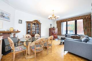 STROMBEEK-BEVER, ideaal gelegen nabij alle voorzieningen, charmant appartement met 2 slaapkamers van ± 85 m² op het gelijkvloers. Het is als...