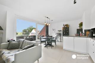 Dakappartement te huur gelegen in het centrum van Ettelgem. Dit appartement beschikt over een woonkamer, ingerichte keuken met verschillende toestellen, twee slaapkamers en badkamer met inloopdouche. Verder is dit appartement nog voorzien van een berging, apart toilet, balkon en een privatieve autostaanplaats.<br /><br />Centrale verwarming op aardgas - Maandelijkse huurprijs 750,00 euro - Gemeenschappelijke kost 50,00 euro/ maand - Beschikbaar vanaf 01/12/2026 - EPC: 125,92 kWh/m² jaar - label B - Ref. OU29211.