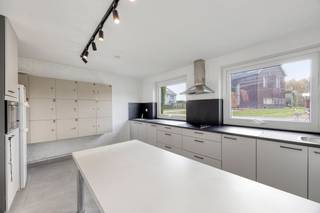 Dit pand, oorspronkelijk gebouwd in de jaren '70, is gemoderniseerd en voldoet aan de hedendaagse eisen. Het is uitgerust met 14 zonnepanelen en...