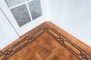 <p><span>Op de hoek van de Camille Huysmanslaan, in het hart van de trendy Tentoonstellingswijk, bevindt zich dit charmante appartement van ca 61 m². Uiterst gunstig gelegen nabij de Ring, Singel en het openbaar vervoer. Vlakbij "Antwerp Expo", de Wilrijksepleinen en op wandelafstand van Park Den Brandt.</span></p>
<p><span>De hippetegeltjes in de hal trekken meteen de aandacht bij het betreden van het appartement. De lichtrijke leefruimte gelegen op de hoek is afgewerkt met een authentieke, afgeboorde mozaïekparket. De grote ramen zorgen voor een zeer aangename lichtinval. De volledig geïnstalleerde keuken is uitgerust met een koelkast, microgolfoven, oven, gaskookvuur en vaatwasser. Ook de aansluiting voor wasmachine is hier voorzien. Aansluitend bevindt zich het terrasje.</span></p>
<p><span>De hoofdslaapkamer van ca 14 m² is aangenaam ruim. De tweede slaapkamer van ca 7 m² is ideaal voor uw home office, als kinderkamer of voor extra bergruimte. De badkamer is afgewerkt met een regendouche, lavabo en toilet.</span></p>
<p><span>Een instapklaar en sfeervol appartement op een toplocatie, ideaal voor wie comfortabel wil wonen met alle voorzieningen binnen handbereik.</span></p>