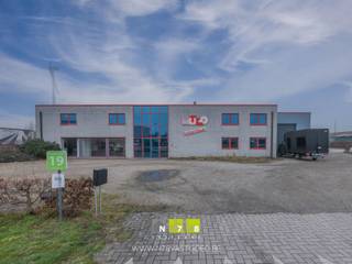 BEDRIJFSPAND, BESTAANDE UIT 534M² HAL + 117M² KANTOORRUIMTE EN 90M² TOONZAAL, GELEGEN OP 26A54CA OP HET INDUSTRIETERREIN TE MAASMECHELEN.TOONZAAL...