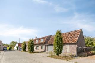Nestled like a well-kept secret in the idyllic center of Hansbeke, this authentic semi-open farm breathes an almost poetic calm. You wake up here in a nostalgic painting, but at the same time enjoy a smooth, extremely discreet connection to the train station and the E40. This is living in a place where past and future embrace each other.<br /><br /><br />During the magnificent renovation, the mystical soul of this building was cherished and enriched. The rustic elements and materials used envelop you in an atmosphere of uncompromising, opulent conviviality.<br /><br />Once inside, the magic unfolds. The elegant living space invites you to spend intimate winter evenings by the crackling fire of the fireplace. The soft dining area flows seamlessly into the kitchen. On the ground floor, you will also discover a guest toilet, a handy storage room and an authentic, cool cellar—the perfect treasure trove for your finest wines.<br /><br />Through the elegant upper hall, you can reach two enchanting bedrooms that function as an absolute haven of peace. The bathroom exudes the atmosphere of a private spa, equipped with a sumptuous shower and toilet.<br /><br />Outside, a charming private garden with storage, your personal escape from the outside world. But the true highlight full of undiscovered potential is the spacious garage. This isn't just a parking space for your car; it's a blank canvas for your wildest dreams. Will you transform this fascinating space into an inspiring art studio, a stylish home office, a private gym, or the dream garage for your beloved old-timer? The possibilities here are truly endless.<br /><br />Exclusive Extras:<br />This dream home is available immediately for those who want to turn the key to this mystery around. Equipped with an extremely favourable EPC and comfortable gas heating.<br /><br />A rare, enchanting opportunity for the true gourmet.<br /><br />The property is offered through the Pre-sale formula. Between 18/09/2026 16:00 and 30/09/2026 18:00, you can come visit the house by appointment and make an offer. The listed price is a starting price. For further information, please contact the property agent.<br /><br />Register of measures: no