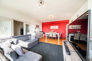 Located on the top floor of a ideally situated building, this charming apartment of ±112 m² will win you over with its exceptional brightness and unobstructed views. The property features an entrance hall with a cloakroom and guest WC, a separate kitchen, and a spacious 32 m² living room. The night hall leads to two bedrooms (10 and 9 m²), a shower room, a second WC, a storage room, and a master suite with an en-suite bathroom. A private cellar completes the property. Building with an elevator.
Major energy renovation: The building is undertaking a significant structural upgrade (facade insulation and full roof renovation currently underway, boiler replacement planned). Located directly under the roof and on a corner, this apartment will be the primary direct beneficiary of these works: they will guarantee optimal thermal comfort (summer and winter) and a significant improvement in the EPC rating (current: G – 813 kWh/m²/year). The buyer's share of these works is to be borne by the buyer, offering them the opportunity to invest in a property whose energy performance will be sustainably enhanced.
Common charges: ± €400/month. Heating + hot & cold water costs: ± €200/month - Share of common works loan: ± €266/month. Reserve fund contribution: ± €93/month.
Property currently rented (availability subject to lease terms).
IMPORTANT: Planned co-ownership works. Please CONSULT THE COMPLETE DOSSIER (AG minutes and financing plan) on Weinvest.be prior to any viewing.
Info and appointments: laurent.michiels@weinvest.be