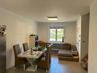Deze recent gerenoveerde woning bestaat uit een inkomhal, ruime woonkamer op keramische tegelvloer, volledig ingerichte open keuken, berging met wasmachineaansluiting en een badkamer met douche, toilet en wastafel. Achtereen de woning bevindt zich een groot overdekt terras dat tevens toegang geeft tot de garage. Op de 1te verdieping vinden we 2 ruime slaapkamers. De woning is tevens voorzien van rolluiken.