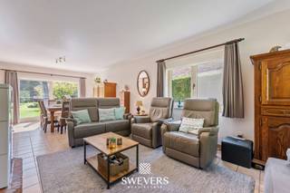 Voor meer info en foto’s, surf naar www.swevers.be – In een rustige, groene straat in het hart van Leopoldsburg ontdek je deze instapklare bungalow op een perceel van 42a 10ca. De woning is volledig gelijkvloers, gebouwd in 1989 en piekfijn onderhouden. Met een bewoonbare oppervlakte van 161 m², een ruime zolder van 128 m² en een droge kruipkelder biedt ze comfort en uitbreidingsmogelijkheden. De leefruimte van 32 m² baadt in natuurlijk licht en sluit aan op een open keuken van 24 m² met zicht op de zuidgerichte tuin. Verder zijn er drie slaapkamers (14 m², 12 m² en 6 m²), een badkamer met ligbad, douche en dubbele lavabo, en een praktische berging met toegang tot het terras. Buiten geniet je van een prachtig aangelegde tuin met een vrijstaande garage en ruime oprit. Alle dagelijkse voorzieningen vind je op amper 3 km afstand, met vlotte verbinding naar de autosnelweg. Voor meer informatie, bel 011 255 155. Bron bewoonbare oppervlakte: EPC – verslag.