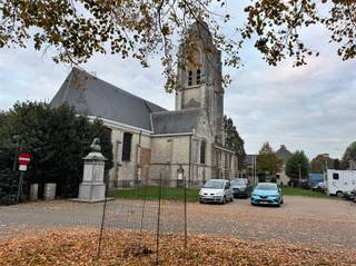 - Hal- Leefruimte- Ingerichte keuken met nieuwe toestellen (ijskast, dampkap, kookplaat, oven)- Badkamer met ligbad- 2 slaapkamers- Bureau-...