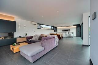<p><span>Welkom in </span><span>Handelaar 1 te Kalmthout</span><span>, waar moderniteit, ruimte en rust naadloos samenkomen. Deze indrukwekkende, volledig vrijstaande villa bevindt zich op een uitzonderlijk rustige locatie, omgeven door groen en geniet achteraan van een prachtig open uitzicht. Hier woon je in alle privacy, terwijl winkels, scholen, verbindingswegen en het centrum van Kalmthout vlot bereikbaar blijven.</span></p><p><span>Met een </span><span>bewoonbare oppervlakte van maar liefst 422 m²</span><span> werd deze villa ontworpen voor wie geen compromissen wil sluiten op vlak van wooncomfort. Grote raampartijen zorgen overal voor een overvloed aan natuurlijk licht en creëren een sterke connectie met de tuin en het omliggende landschap.</span></p><p><span>De woning beschikt over een ruime oprit met plaats voor meerdere wagens, een royale inpandige garage, een prachtig aangelegde tuin met verschillende terrass en een </span><span>jacuzzi</span><span> waar je in alle rust kan genieten van het groene vergezicht.</span></p><p><span>Binnen word je verwelkomd in een stijlvolle leefomgeving waar strakke architectuur, hoogwaardige materialen en een tijdloze afwerking elkaar perfect aanvullen. De open leefruimte vloeit naadloos over in de luxueuze leefkeuken met centraal kookeiland, volledig uitgerust met kwalitatieve toestellen en rechtstreeks verbonden met het ruime zonneterras.</span></p><p><span>Een absolute meerwaarde is de indrukwekkende ondergrondse verdieping. Deze werd volledig ingericht als een volwaardige extra leefruimte en biedt tal van mogelijkheden. Ideaal als gastenverblijf, kangoeroewoning, praktijkruimte aan huis of ontspanningsverdieping.</span></p><h3><span>Indeling</span></h3><p><span>Gelijkvloerse verdieping:</span></p><ul><li><span>Royale master bedroom met aansluitende luxe badkamer en dressing</span></li><li><span>Gastentoilet </span></li><li><span>Aparte badkamer</span></li><li><span>2 slaapkamers</span></li><li><span>Dubbele garage</span></li><li><span>Wasplaats</span></li><li><span>Zéér ruime tuin met beregeningsinstallatie en tuinhuis</span></li></ul><p><span> </span></p><p><span>Eerste verdieping (voorzien van airco):</span></p><ul><li><span>Lichtrijke leef- en eetruimte met gashaard </span></li><li><span>Luxueuze open leefkeuken met kookeiland </span></li><li><span>Aparte bureauruimte </span></li><li><span>Berging</span></li><li><span>Douchekamer</span></li><li><span>Apart toilet</span></li><li><span>Toegang tot het ruime terras met jacuzzi voor 5 personen</span></li></ul><p><span>Kelderverdieping:</span></p><ul><li><span>Ruime polyvalente leef- en eetruimte </span></li><li><span>Ingerichte keuken </span></li><li><span>Fitnessruimte </span></li><li><span>Aparte slaapkamer </span></li><li><span>Bureauruimte </span></li><li><span>Badkamer met douche</span></li><li><span>Praktische berging </span></li><li><span>Technische ruimte </span></li></ul><h3><span>Troeven</span></h3><ul><li><span>Aanwezigheid domotica, camera- en alarminstallatie</span></li><li><span>Multifunctionele kelder</span></li><li><span>Fitnessruimte en aparte bureauruimte </span></li><li><span>Ruime inpandige garage </span></li><li><span>Parking voor minstens 4 wagens op eigen terrein </span></li><li><span>Prachtige ruime tuin met open groen uitzicht </span></li><li><span>Zonneterras met jacuzzi </span></li><li><span>25 zonnepanelen</span></li><li><span>Vloerverwarming</span></li><li><span>Afmetingen zijn indicatief</span></li></ul><p><span> </span></p><p><span>Deze villa biedt een uitzonderlijke combinatie van luxe, ruimte en functionaliteit. Dankzij de indrukwekkende volumes, de veelzijdige indeling en de unieke ligging is dit een eigendom dat zelden op de markt verschijnt. Een ideale thuis voor wie op zoek is naar exclusief wonen in alle rust, zonder in te boeten aan comfort of bereikbaarheid.</span></p>