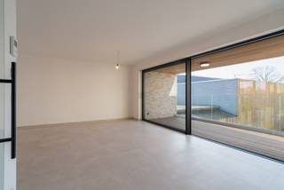 Op zoek naar een instapklaar en energiezuinig appartement op een toplocatie? Ontdek deze 7 prachtig afgewerkte nieuwbouwappartementen op een toplocatie in het centrum van Avelgem. Elk appartement is instapklaar en afgewerkt met hoogwaardige materialen, zodat u geniet van maximaal wooncomfort. Deze moderne wooneenheden zijn uitgerust met de nieuwste technologieën, waaronder vloerverwarming voor optimaal comfort, een energiezuinige warmtepomp, een ventilatiesysteem D voor een gezond binnenklimaat en zonnepanelen voor een duurzame toekomst.<br /><br />Dankzij hun ligging en afwerking zijn deze appartementen niet alleen ideaal om zelf in te wonen, maar ook bijzonder interessant als investering. Met een indicatief rendement van 11,33%* bieden ze een uitstekende opportuniteit voor wie op zoek is naar een waardevaste en zorgeloze belegging. (*afhankelijk van uw persoonlijke situatie)<br />Wij nemen graag de tijd om u individueel advies te geven, zodat u precies weet welke mogelijkheden deze investering u kan bieden.<br /><br />Wonen in stijl én energiezuinig, of investeren met een aantrekkelijk rendement? Mis deze unieke kans niet en contacteer ons vandaag nog voor meer informatie of een bezoek.