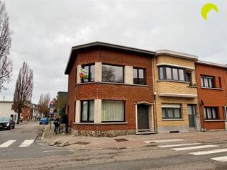 Nabij het centrum Kontich, vinden we deze volledig gerenoveerde halfopen bebouwing met 3 slaapkamers, zonnige tuin en garage!Met openbaar vervoer,...