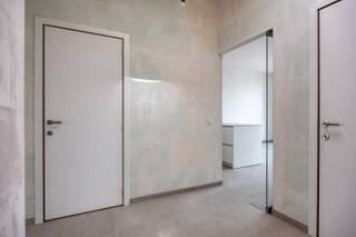 Ligging:<br />Dit mooie penthouse is gelegen op Pas 9 in hartje Geel. Het appartement bevindt zich op wandelafstand van De Markt. Hierdoor bevinden de vele winkels, horecazaken, alsook het openbaar vervoer zich in de nabije omgeving. Het mooie uitzicht op de kerk en het marktplein maakt dit appartement compleet.<br /><br />Beschrijving van dit nieuwbouwappartement (met lift) is als volgt:<br />- Inkomhal met ruimte voor vestiaire<br />- Lichtrijk appartement met vele raampartijen en dakkoepels in de hal en de badkamer<br />- Open keuken is prachtig ingericht met alle nodige toestellen (spoelbak, inductie kookplaat, dampkap, combi-oven, koelkast en vaatwasser)<br />- Badkamer met een badkamermeubel, dubbele lavabo, wc en inloopdouche<br />- 2 slaapkamers met elk toegang tot het terras achteraan<br />- Tweede terras vooraan<br />- Apart gastentoilet met handenwasser<br />- Berging met aansluiting voor een wasmachine<br />- Verwarming/koeling : een warmtepomp zorgt voor aangename temperaturen aan de hand van vloerverwarming en vloerkoeling<br />- Private kelderberging<br />- Carport met bekabeling voor laadpaal op afgesloten parking achteraan het gebouw<br />- Afgesloten gemeenschappelijke fietsenstalling<br />- Het appartement beschikt over 8 private zonnepanelen<br /><br />Extra:<br />- Huurprijs 1275 euro/maand + 75 euro /maand gemeenschappelijke kosten.<br />- Beschikbaar vanaf 15/05/2026<br />- Energiezuinig appartement met uitzonderlijke plafondhoogtes <br />- Domotica voorzien<br />- Het appartement wordt volledig geschilderd en voorzien van lichtarmaturen<br /><br />Uitsluitend via onze website www.vastengoed.be kan u een bezichtiging inplannen op de vooropgestelde bezoekmomenten. Voor andere vragen kan u het kantoor bereiken op het nummer 014/72.73.74.