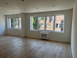 <p>Ruim appartement met grote living en eetruimte, ruime keuken, drie slaapkamers (waarvan één met klein balkon), badkamer met bad, twee lavabo's en toilet, en een aparte wasplaats.</p><p>Parkeren is mogelijk in de nabijgelegen parking van UGC. Dit is betalend en te regelen met de uitbater van de parking.</p><p>Indeling:</p><p>Grote living met eetruimte<br />Ruime keuken<br />3 slaapkamers, waarvan 1 met klein balkon<br />Badkamer met bad, 2 lavabo's en toilet<br />Aparte wasplaats</p><p>Praktisch:</p><p>Beschikbaar vanaf 1 november<br />Parkeermogelijkheid in parking UGC (betalend, via de uitbater)<br />Prijs: te bespreken<br />EPC: B<br />Parkeerplaats: geen - wel de mogelijkheid om in de buurt te parkeren tegen goedkoop tarief.</p>