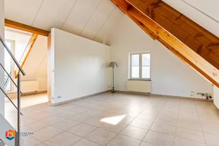 Op een uitstekende locatie te Sint-Katelijne-Waver bevindt zich dit instapklaar dakappartement met zeer ruim terras. U geniet hier van een goede bereikbaarheid, toch nabij het centrum met winkels, scholen en het openbaar vervoer.<br /><br />Het appartement bevindt zich op de bovenste verdieping van dit kleinschalig appartementsgebouw. We betreden het appartement via de inkomhal. De ruime leefruimte geniet van veel lichtinval en kan ingericht worden met een gezellige zithoek en eetplaats. De open keuken is mooi geïntegreerd in het geheel en voorzien van kwalitatieve toestellen. De nachthal geeft ons verder toegang tot 1 slaapkamer, een aparte berging en de badkamer uitgerust met lavabo en douchebad. Vanuit de leefruimte kunt u ook de zolder bereiken, momenteel ingericht als tweede slaapkamer. Op het prachtig terras kunt u steeds in alle rust en privacy genieten van het mooie weer. Indien gewenst kan er een private garagebox met aansluiting voor elektriciteit en water bij aangekocht worden voor €30.000.<br /><br />Dit is een uitstekende opportuniteit als u op zoek bent naar een prachtig appartement met ruim dakterras op toplocatie te Sint-Katelijne-Waver. Contacteer ons voor meer informatie op 0479/47.09.61 of neem een kijkje op www.boonstravastgoed.be . <br /><br />Bijzonderheden: <br />- Ruim<br />- Uniek terras<br />- Uitstekende locatie