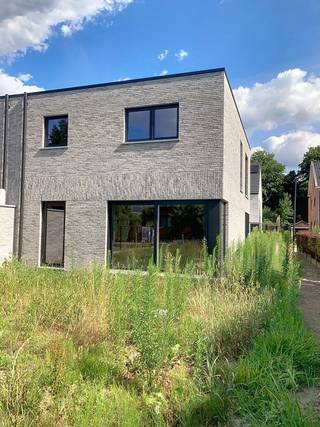 Op lot 1 is een energiezuinige halfopen woning in moderne architectuur op een grondopp. van 328m² en met een totale bewoonbare oppervlakte van...