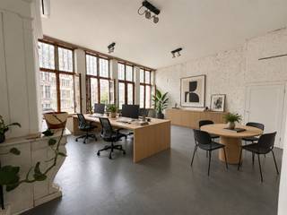 Office space for rent in one of Antwerp’s most prestigious locations. This charming 142 m² office is located on the first floor of a historic building, right on the Grote Markt.From the office, you’ll enjoy an exceptional view of the Cathedral of Our Lady and the impressive City Hall. The central location, next to the iconic Bonaparte building, places your company right in the historic and vibrant heart of the city.Public transportation, shops, and numerous restaurants and cafes are all within walking distance. A unique workspace for a company seeking a central location with prestige, character, and an unforgettable view.