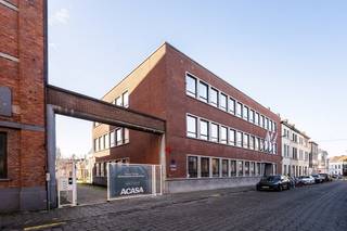 Dit authentieke Business Center, gelegen in de Bomastraat in Gent, is gespreid over 2 gebouwen, en biedt plaats aan 7 units. Met de vestiging van nieuwe winkels, kantoren en scholen groeit deze buurt uit tot een gloednieuw, levendig stadsdeel.<br /><br />De uitmuntende locatie - tussen de Oude Dokken en het historisch centrum van Gent - biedt een waaier aan opportuniteiten voor zowel een groeiend bedrijf als voor een gevestigde waarde. Het business center ligt op 1 km van station Gent-Dampoort en is ideaal bereikbaar met het openbaar vervoer. Een fietsenstalling is voorzien op de binnenkoer van het project.<br /><br />Deze unit bevindt zich op de eerste verdieping in het gebouw aan de achterzijde. Unit 3A heeft een oppervlakte van 266,77m² en is 24/7 toegankelijk met badgesysteem. Beide gebouwen zijn voorzien van verschillende sanitaire blokken en een lift tot op alle verdiepingen.<br /><br />De kantoren zijn op vandaag volledig gerenoveerd tot open units in industriële loftstijl. De renovatie omvatte het vervangen van de ramen evenals de thermische en akoestische isolatie. Er is een nieuwe gietvloer in PU, nieuwe voorgeschilderde witte houten plinten op alle wanden, nieuwe technieken, inbraakdetectie, video-parlofonie, branddetectie en alarmsysteem.<br /><br />Privatieve autostaanplaatsen zijn optioneel bij te huren. <br /><br />Voor meer informatie contacteer ons vrijblijvend via info@acasa.be of 09/321 03 00.