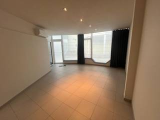 <p>Gelijkvloers appartementswoning gelegen in centrum van Waregem</p>
<p> </p>
<p>Het appartement heeft een eigen inkomdeur.</p>
<p>Het appartement heeft een ruime woonkamer, ingerichte keuken, kleine berging, slaapkamer en badkamer met douche en toilet.</p>
<p> </p>
<p>Troeven</p>
<p>- onmiddellijk vrij</p>
<p>- pal in het centrum</p>
<p>- goed EPC</p>