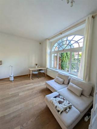 Appartement prêt à l'emploi de 66 m², situé au premier étage de cet immeuble sis rue de Flandre (Vlaamse Steenweg), en plein cœur animé de Bruxelles. Son emplacement calme à l'arrière du bâtiment garantit un cadre paisible et peu bruyant, idéal pour se ressourcer après une journée en ville.L'appartement compte une chambre de 11 m² et offre une distribution fonctionnelle, avec un emplacement prévu pour lave-linge. Grâce à sa situation centrale, vous êtes à quelques pas de la Bourse, de la Monnaie, du quartier Dansaert ainsi que de nombreux commerces, restaurants et transports en commun.L'appartement dispose d'une cave privative. Les habitants peuvent également profiter d'un local à vélos commun — idéal pour ceux qui aiment se déplacer à vélo depuis cet emplacement central.Grâce aux charges de copropriété très basses de cet immeuble, cet appartement représente une excellente opportunité, tant pour y habiter que pour investir.