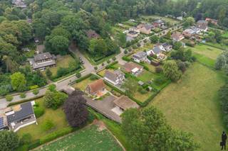 Op een rustige en groene locatie in Bazel bevindt zich deze statige open bebouwing met een uitstekende basis en een ruim perceel. De woning combineert een charmante uitstraling met een degelijke structuur en biedt tal van mogelijkheden om volledig naar eigen smaak te moderniseren. Dankzij de ruime oprit, dubbele garage en aparte werkplaats is dit bovendien een ideale eigendom voor wie op zoek is naar extra (berg)ruimte. <br /><br />Gelijkvloers<br />- Ruime inkomhal met aangename ontvangst<br />- Charmante en lichtrijke leefruimte<br />- Aparte keuken<br />- Praktische berging<br />- Dubbele garage<br />- Aparte werkplaats/polyvalente ruimte,... <br /><br />Eerste verdieping<br />- 3 volwaardige slaapkamers<br />- Badkamer<br /><br />Tuin<br />- Gezellig terras om volop van de buitenomgeving te genieten<br />- Ruime oprit met voldoende parkeergelegenheid<br /><br />Algemeen<br />- Open bebouwing op een ruim perceel<br />- Statige woning met een degelijke structuur<br />- Verwarming op stookolie<br />- Rustige en groene ligging in het geliefde Bazel<br />- Ideale basis voor wie een woning volledig naar eigen wensen wil inrichten<br /><br />Op zoek naar een karaktervolle woning met ruimte, potentieel en een prachtige groene ligging? Dan is deze eigendom in Bazel beslist een bezoek waard. Ontdek zelf de mogelijkheden tijdens een bezichtiging.