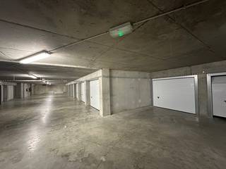 Afgesloten garagebox 5x3.5 m op verdieping -2 in residentie Hélios op Astridplein , Duinbergen op 7 min te voet van het strand Duinbergen. Toegang via auto lift. Licht aanwezig in garagebox.