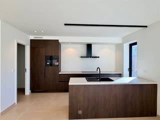 <p><span>DESTELBERGEN </span><span>- Ben je op zoek naar een appartement met terras, garage en grote gemeenschappelijke tuin in Destelbergen?</span></p><p><span>Dan is dit appartement misschien iets voor u.</span></p><p><span> </span></p><p><span>De belangrijkste troeven in een notendop:</span></p><ul><li><span>Energiezuinig nieuwbouw appartement met zonnepanelen en warmtepomp</span></li><li><span>Grote gemeenschappelijke tuin met barbecuehoek in aanleg</span></li><li><span>Aparte garage en lift aanwezig in het gebouw</span></li><li><span>Veel lichtinval doorheen het appartement</span></li><li><span>Gelegen in het centrum van Destelbergen en in de nabijheid van verschillende invalswegen</span></li></ul><p><span> </span></p><p><span>Zo ziet het appartement er uit:</span></p><p><span>Gelegen op de eerste verdieping.<br />Via de inkomhal bereik je de leefruimte met aansluitend de open keuken en een berging met aansluiting voor een wasmachine. Verder zijn er een terras van 8 m², een apart toilet, twee slaapkamers en een badkamer. <br />Bij de woning hoort een aparte garage en een gemeenschappelijke fietsenberging.</span></p><p><span>Achter het gebouw komt een grote gemeenschappelijke tuin met barbecuehoek.</span></p><p><span> </span></p><p><span>Belangrijk:</span><span><br />Beschikbaar vanaf: 1/11/2026<br />Huurprijs: € 1200 per maand + € 150 provisie (algemene delen, onderhoud tuin)<br />EPC: in aanvraag (vooropgestelde EPB-eis: E3)</span></p><p><span> </span></p><p><span>Voor een bezoek ter plaatse, vul zeker uw huurdersprofiel in op onze website. </span></p>