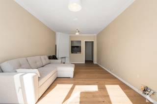 <p><strong>Instapklaar gerenoveerd 1-slaapkamerappartement op toplocatie nabij strand</strong></p><p>Op slechts 3 minuten wandelen van het strand(!) en vlakbij het centrum van <span>Oostende</span> bevindt zich dit verzorgd appartement.</p><p>Het appartement bevindt zich op de 6de en laatste verdieping (met lift), u zit dus rustig boven alles.</p><p>Het appartement beschikt over een lichtrijke slaapkamer met open uitzicht (zelfs een grote glimp van de zee!) met tof balkon en voldoende berging, ruime leefruimte en praktische keuken met connectie naar de woonkamer, mooie houten vloeren en kwalitatieve ramen (EPC B). Verder is er een badkamer met douche in bad, veel kastruimte in de inkomhal en een ruime kelderberging.</p><p>Gelegen in een verzorgd gebouw op een centrale ligging.</p><p><strong>Ideaal als investering of tweede verblijf.</strong></p><p><strong>Meer info of een bezoek? </strong><br />karel@roetsvastgoed.be<br />0470342025</p>