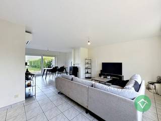 Deze rustig gelegen woning bestaat uit: voortuin - inkomhal - toilet - living - keuken - berging - terras - tuin - zeer grote garage - nachthal...