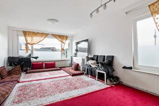 <p>Op zoek naar ruimte, licht én potentieel op een bruisende locatie? In de <span><span>Helmstraat</span></span>, in het levendige <span><span>Borgerhout</span></span>, vind je dit ruime appartement op de vierde verdieping van een verzorgd gebouw (5 verdiepingen in totaal). Een ideale kans voor wie comfortabel wil wonen én graag zijn eigen accenten legt.</p>
<p>Het appartement beschikt over drie volwaardige slaapkamers, wat het perfect maakt voor gezinnen, thuiswerkers of investeerders die op zoek zijn naar extra verhuurpotentieel. De leefruimte geniet van aangename lichtinval en vormt samen met de keuken de basis voor een warme, gezellige thuis. De algemene staat is degelijk, maar een opfrissing dringt zich hier en daar op, ideaal voor wie waarde wil creëren en het appartement volledig naar eigen smaak wil moderniseren.</p>
<p>Dankzij de hogere verdieping geniet je bovendien van extra rust en een open gevoel, midden in de stad. Winkels, openbaar vervoer, horeca en invalswegen bevinden zich vlakbij, waardoor je optimaal profiteert van alles wat <span><span>Antwerpen</span></span> te bieden heeft.</p>
<p>Kortom: een ruim appartement met sterke basis, drie slaapkamers en vooral veel mogelijkheden op een centrale locatie. Een interessante opportuniteit voor handige kopers of investeerders die potentieel meteen herkennen, aangezien het op dit moment wordt verhuurd aan 1200 euro per maand, dus een netto-rendement van 4,6%!<br /><br />Wg, Gvkr, Gmo, Gvv, Mogelijks overstromingsgevoelig gebied.</p>