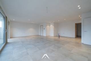 <p>In de eigentijdse en kleinschalige Residentie Carpe Diem wordt dit<span> </span><strong>ruime gelijkvloerse appartement van 152 m²</strong><span> </span>aangeboden. Het appartement combineert comfort, functionaliteit en kwaliteit met een doordachte indeling die afgestemd is op hedendaags wonen.</p>
<p>Via de inkomhal met vestiaire- en gastentoilet bereikt u de lichtrijke en ruime leefruimte, die naadloos aansluit op het terras. De voorziene keukenruimte sluit logisch aan op de leefruimte en beschikt over een aansluitende berging, ideaal voor het inrichten van een bijkeuken.</p>
<p>Aan de rustige achterzijde bevinden zich 3 volwaardige slaapkamers en een badkamer met ligbad, inloopdouche en dubbele lavabo.<br />De afwerking is kwalitatief en tijdloos, en biedt<span> </span><strong>ruimte voor een persoonlijke invulling qua inrichting en afwerking.</strong></p>
<h4>Indeling en troeven:</h4>
<p>✅<span> </span>152 m² bewoonbare oppervlakte op het gelijkvloers<br />✅<span> </span><strong>Lichtrijke leefruimte met directe toegang tot het terras</strong><br />✅ Keukenruimte met<span> </span><strong>aparte keukenberging of mogelijkheid tot bijkeuken</strong><br />✅<span> </span><strong>3 volwaardige slaapkamers</strong><br />✅<strong><span> </span>Badkamer met ligbad, inloopdouche en dubbele lavabo</strong><br />✅ 2 aparte toiletten (gastentoilet en nachthal)<br />✅ Praktische,<span> </span><strong>aparte wasplaats/technische berging</strong><br />✅ <strong>Ruim privéterras</strong><br />✅<strong><span> </span>Kelderberging van inbegrepen</strong></p>
<h4>Comfort en energie:</h4>
<p>✅ Energiezuinige constructie met ventilatiesysteem<br />✅ Centrale verwarming op gas<br />✅ Dubbele beglazing en goede isolatie<br />✅ Mogelijkheid tot aankoop van een garage of autostaanplaats</p>
<p>Dit appartement biedt u een<span> </span><strong>kwalitatieve woonoplossing met ruimte voor eigen keuzes</strong>, in een rustige, doch vlot bereikbare omgeving.</p>
<p>Interesse of graag een bezoek ter plaatse? Neem gerust contact met ons op.<br /><br /><em>(Vraagprijs is excl. btw. Foto's met meubels zijn van het modelappartement)</em></p>