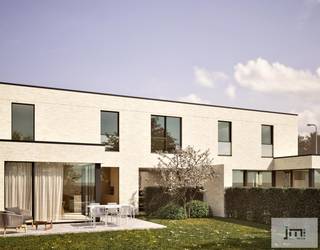 Deze mooie nieuwbouwwoning wordt gebouwd aan de Gippershovenstraat, aan de dorpsrand van Zepperen richting Wellen en Alken.<br />De woning wordt volledig afgewerkt met eigen keuze voor materialen. De tuin wordt omheind en het gras wordt ingezaaid.<br />Verder wordt de woning voorzien van een warmtepomp en voldoende zonnepanelen.<br /><br />Indeling:<br />* Gelijkvloers:<br />- Inkomhal met gastentoilet;<br />- lichtrijke woonkamer met open leefkeuken;<br />- praktische berging;<br />- tuin met terras;<br />- Oprit met <u><strong>optioneel</strong></u> carport;<br />* Eerste verdieping:<br />- Nachthal met afzonderlijk toilet;<br />- slaapkamer 1;<br />- slaapkamer 2;<br />- slaapkamer 3;<br />- badkamer.<br /><br />Meer detailinfo en plannen zijn beschikbaar op kantoor.