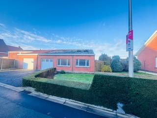 Ledegem - Rustig gelegen woning met 3 slaapkamers, garage + magazijn te koop.Indeling:Inkom, aparte wc, living met open haard, badkamer, 2...